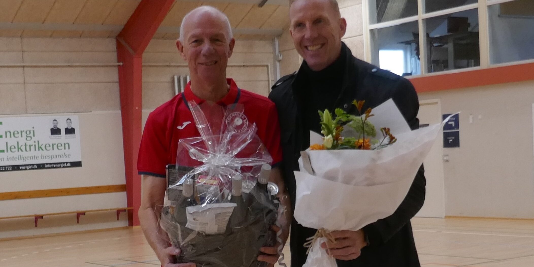 Søren Gräs fik overrakt Køge kommunes Ildsjælepris af formand Ken Kristensen for Kultur og Idræt. Foto: Gunde Jensen, Skensved Bordtennis