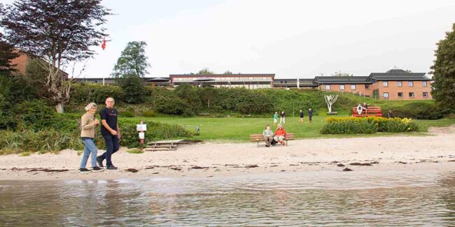 Rude Strand Højskole har en unik beliggenhed direkte ned til stranden mellem Aarhus og Odder.