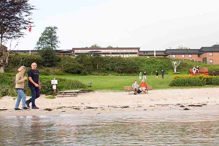 Rude Strand Højskole har en unik beliggenhed direkte ned til stranden mellem Aarhus og Odder.